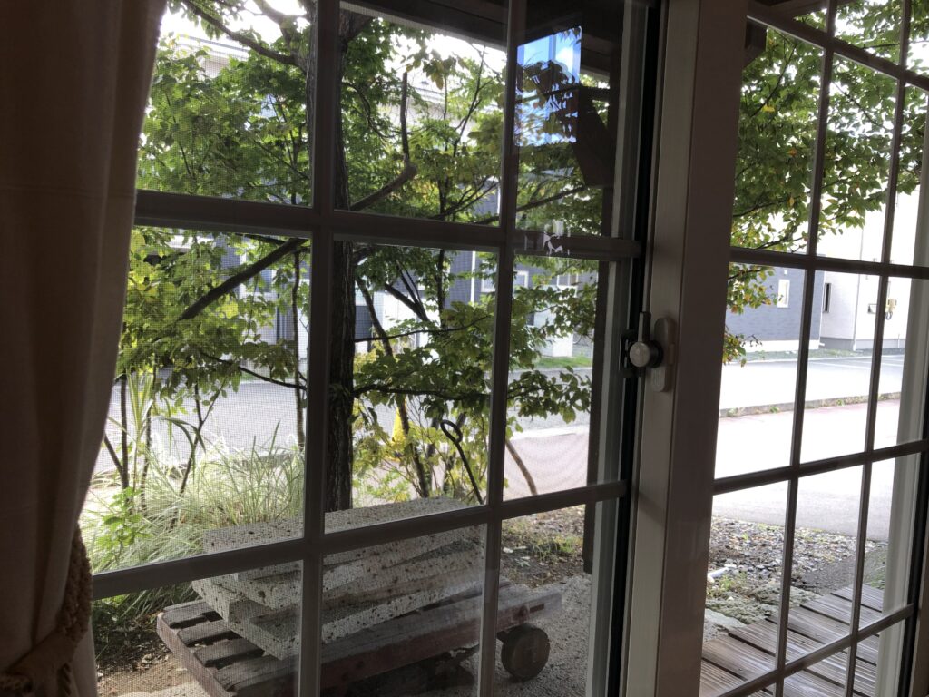 花水木カフェ　窓